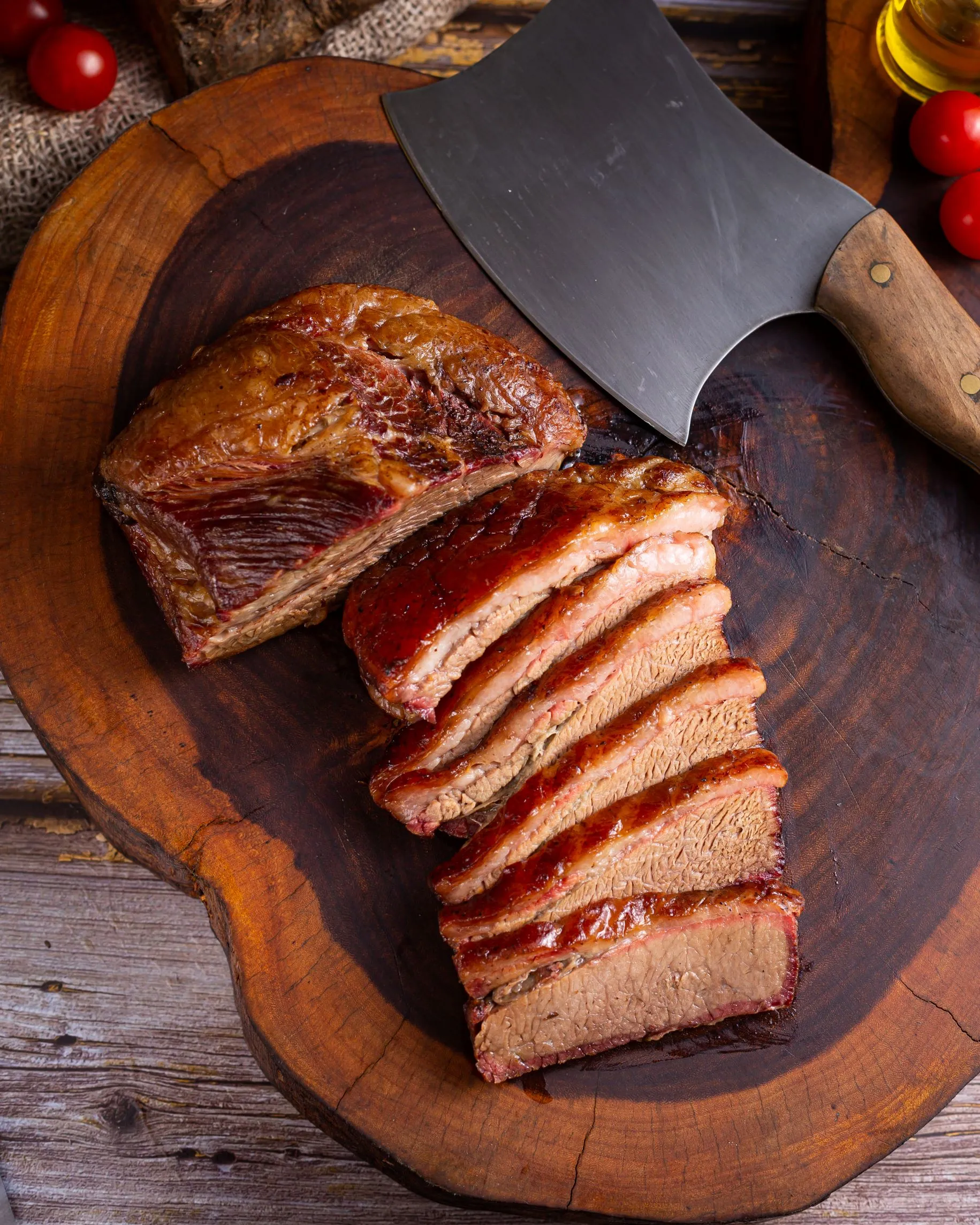 Brisket defumado fatiado, com o anel de defumação aparente