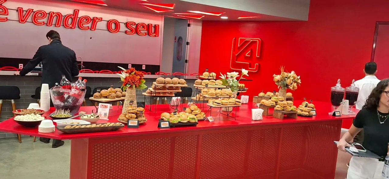 Buffet corporativo com salgados, sanduíches e frutas